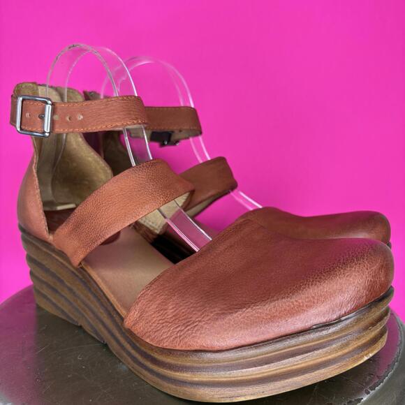 Miz Mooz Amia Brick Leather Closed Toe Wedge Sandal Sz 42 - Picture 1 of 8